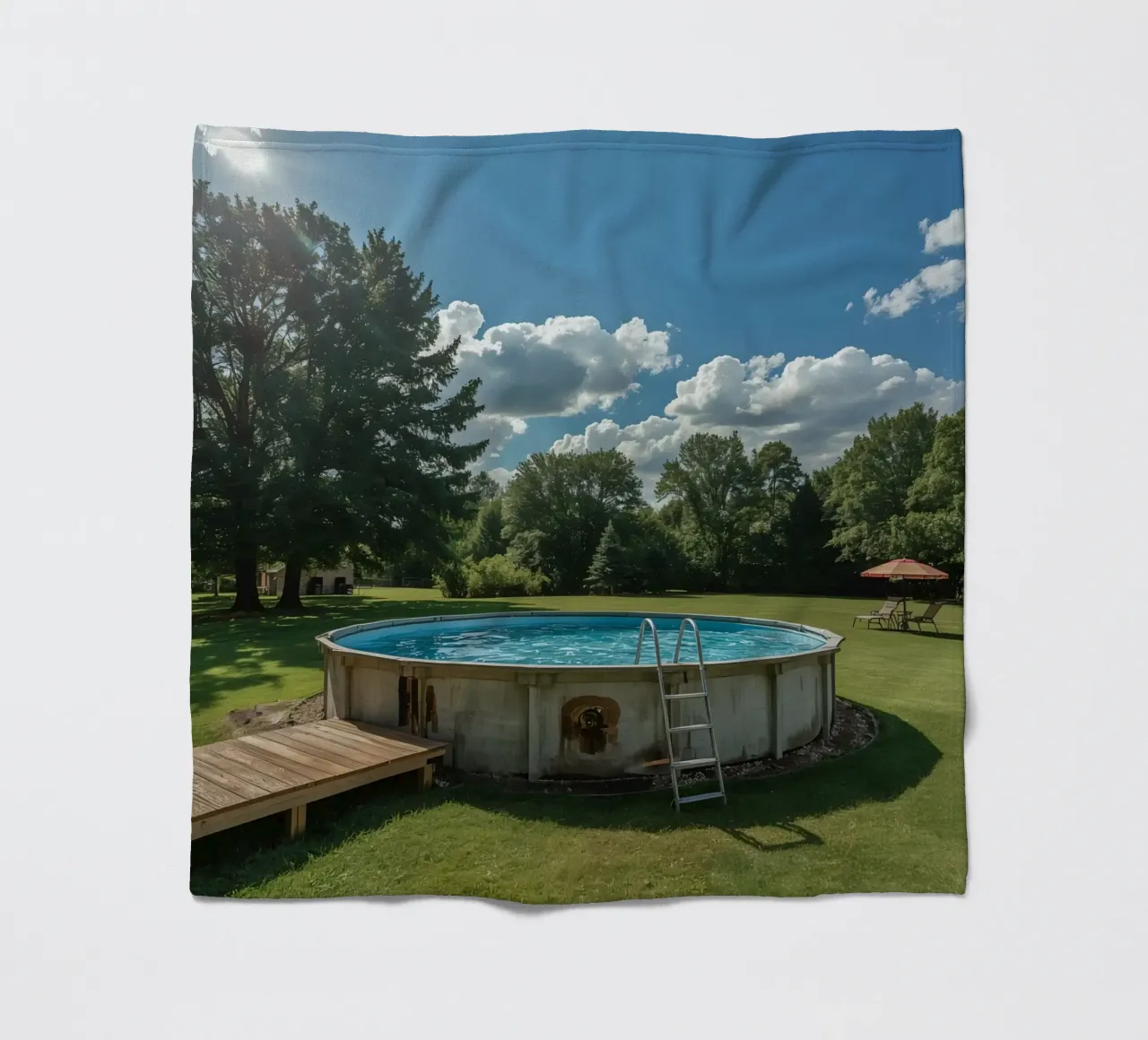 Piscina fuori terra con scala e terrazza in cortile coperta in pile da DesignDoodle