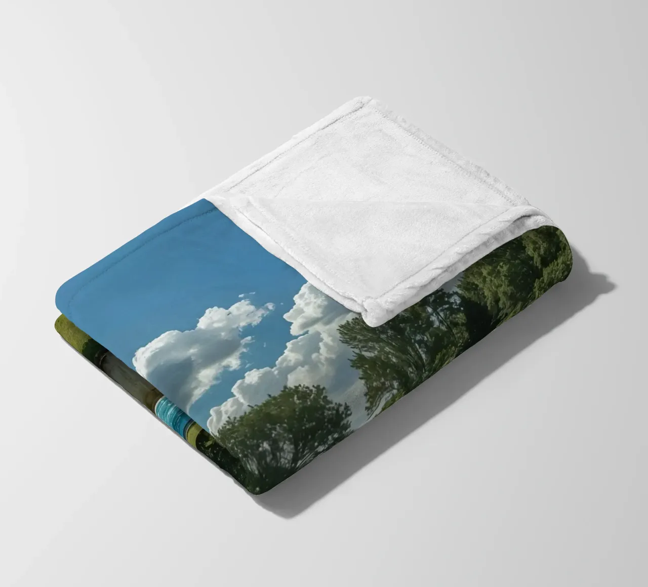 Piscina fuori terra con scala e terrazza in cortile coperta in pile da DesignDoodle