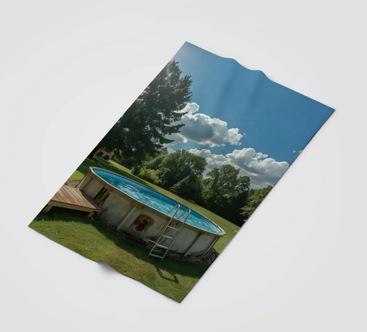 Piscina fuori terra con scala e terrazza in cortile coperta in pile da DesignDoodle