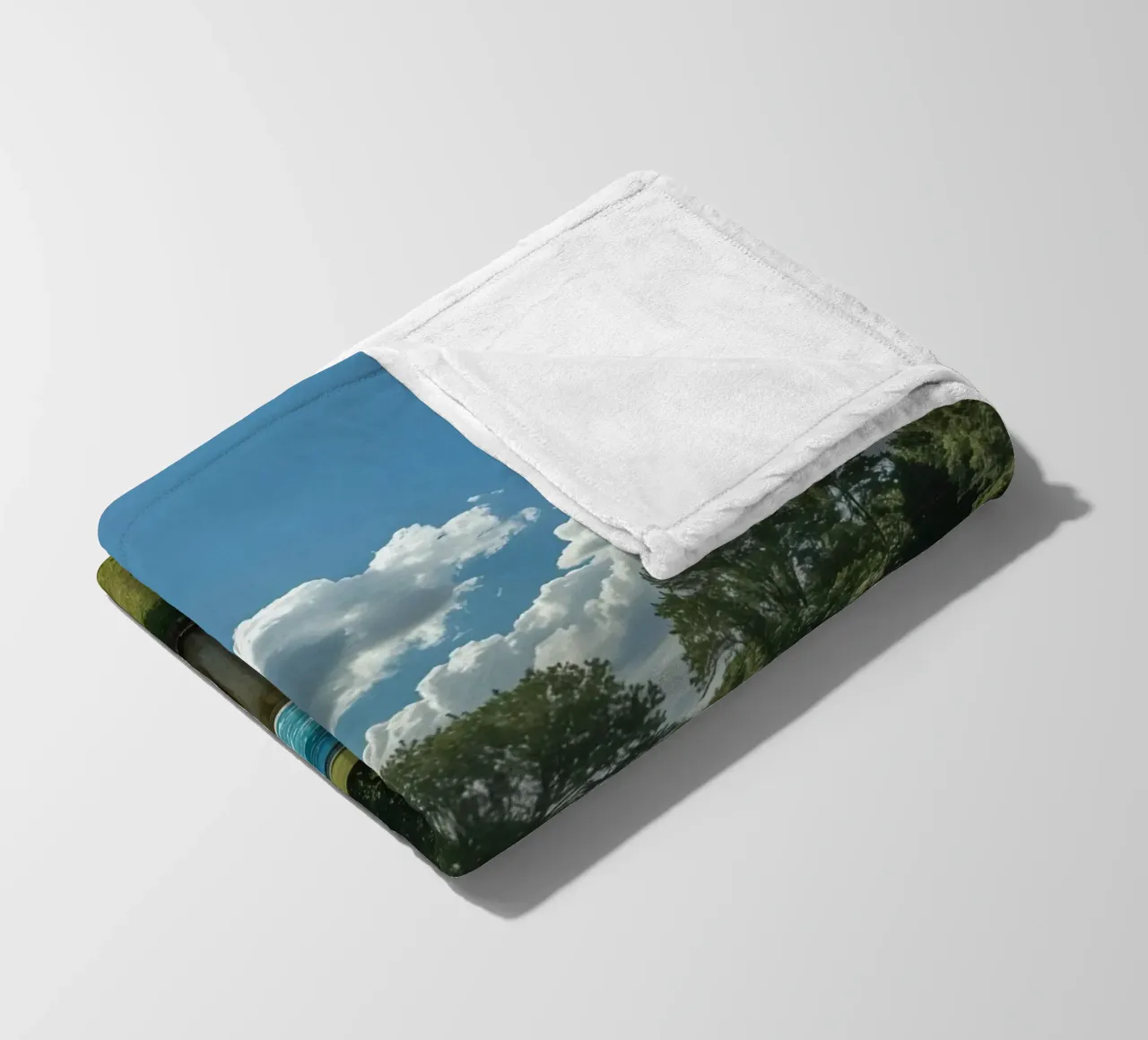 Piscina fuori terra con scala e terrazza in cortile coperta in pile da DesignDoodle