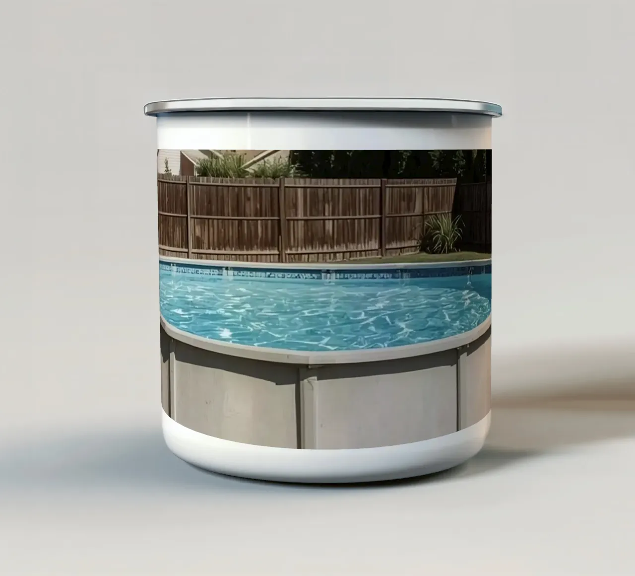Piscina fuori terra in giardino con recinzione e casette tazza in smalto da DesignDoodle