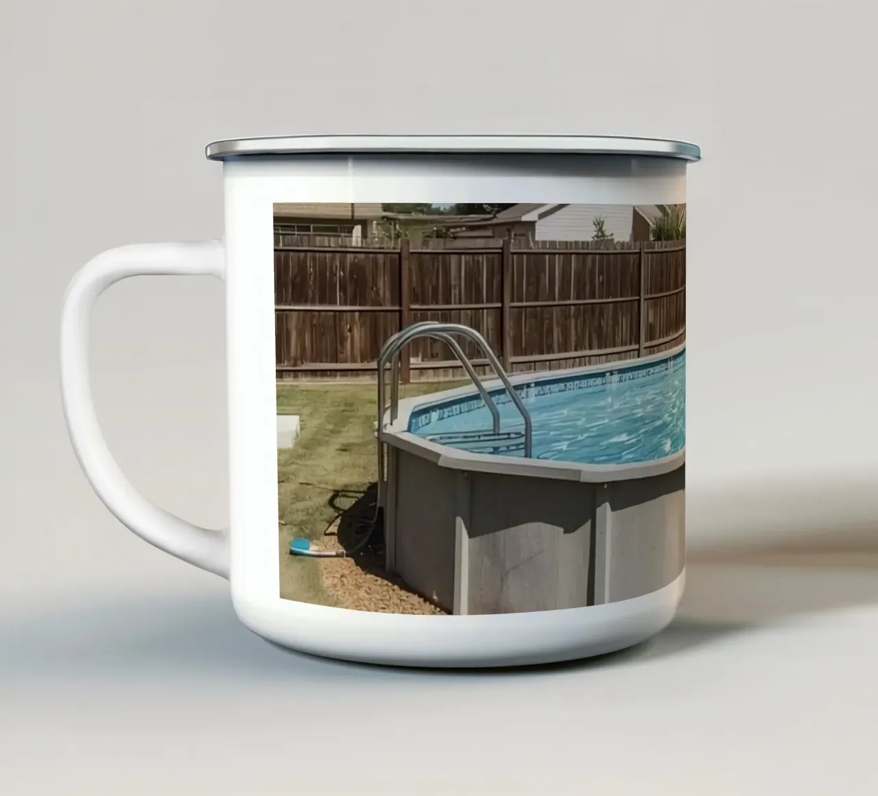 Piscina fuori terra in giardino con recinzione e casette tazza in smalto da DesignDoodle