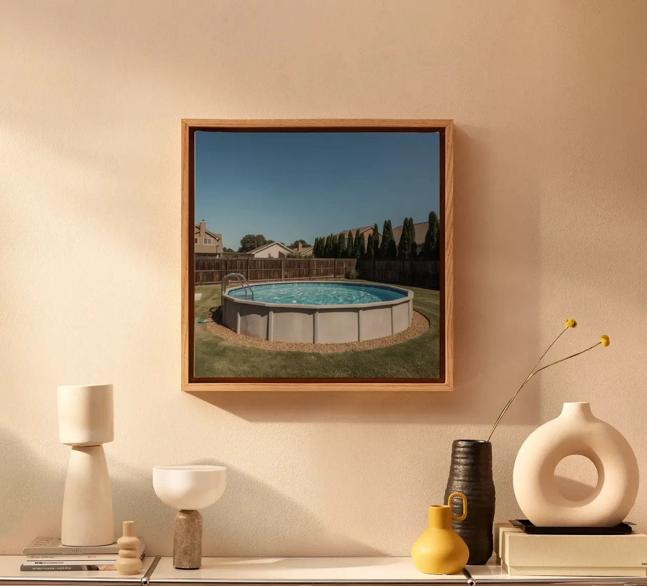 Piscina fuori terra in giardino con recinzione e casette tela con Cornice a cassetta da DesignDoodle