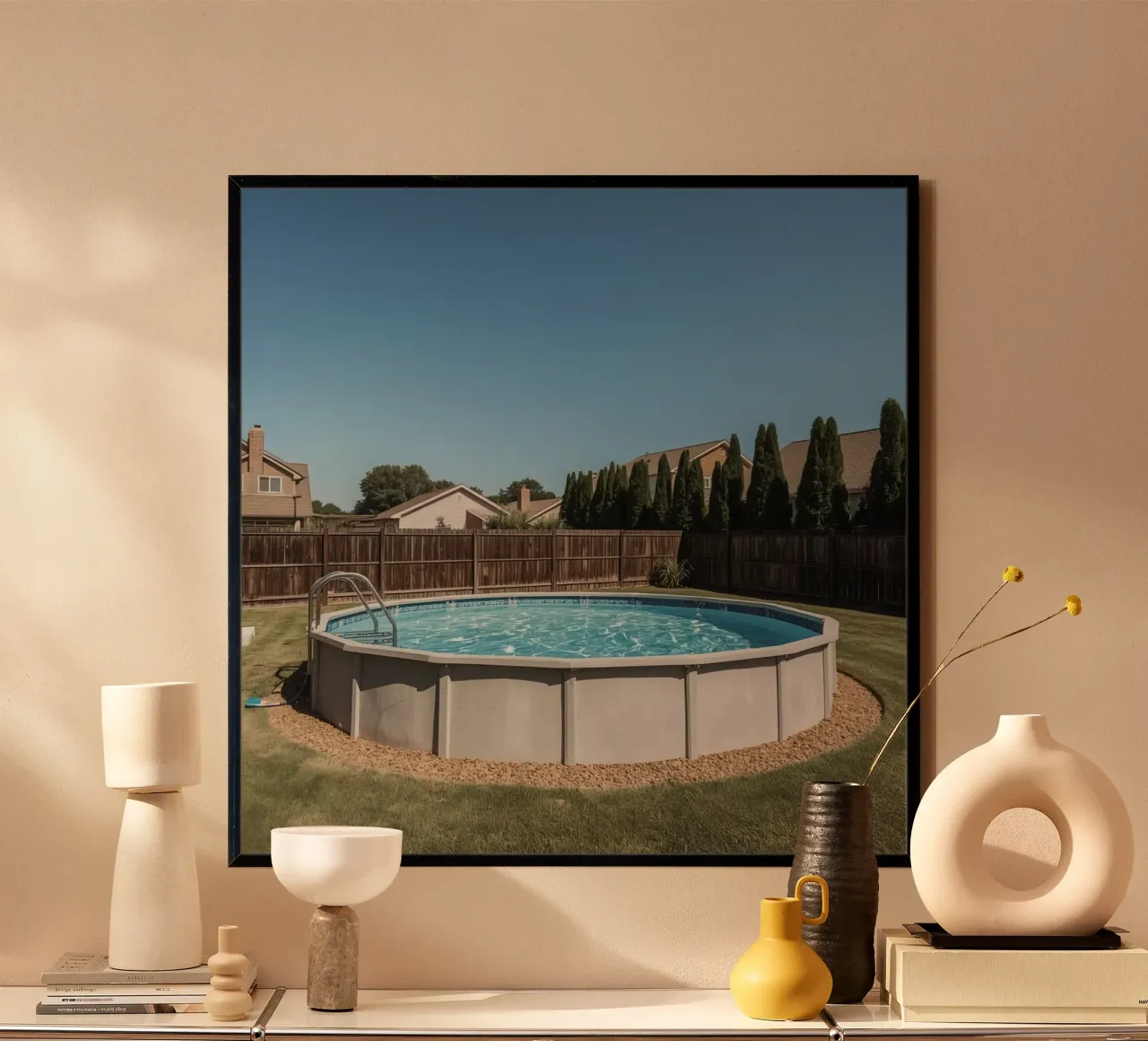 Piscina fuori terra in giardino con recinzione e casette poster da DesignDoodle