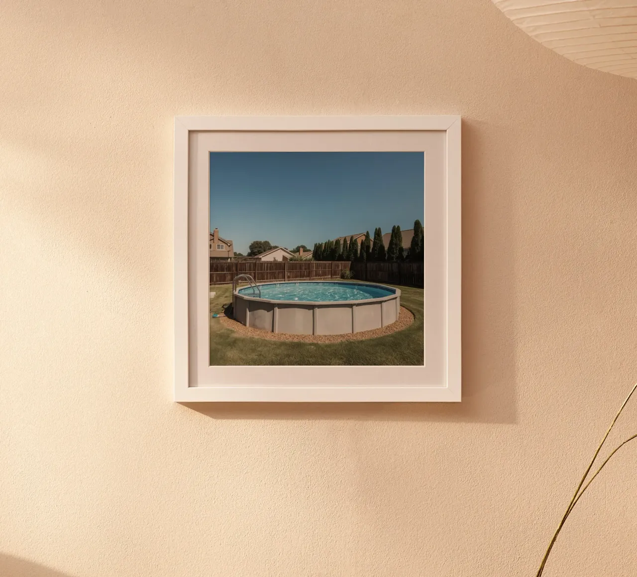 Piscina fuori terra in giardino con recinzione e casette poster da DesignDoodle