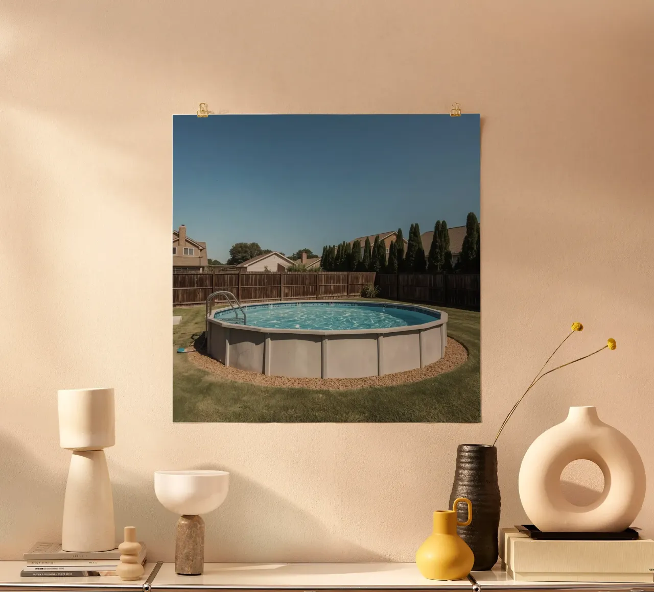 Piscina fuori terra in giardino con recinzione e casette poster da DesignDoodle