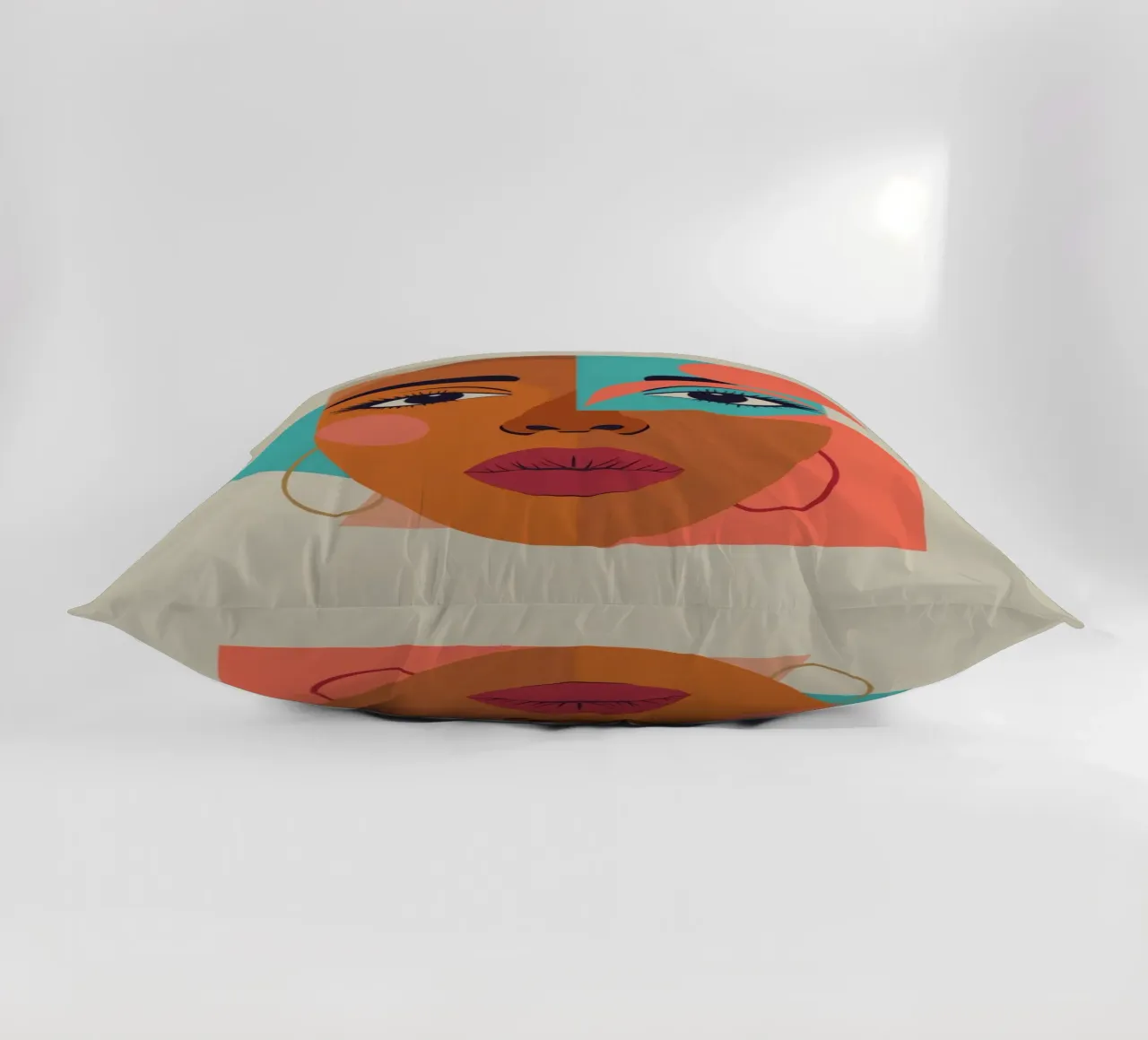 Ritratto astratto di donna con forme geometriche e caldo cuscino da DesignDoodle