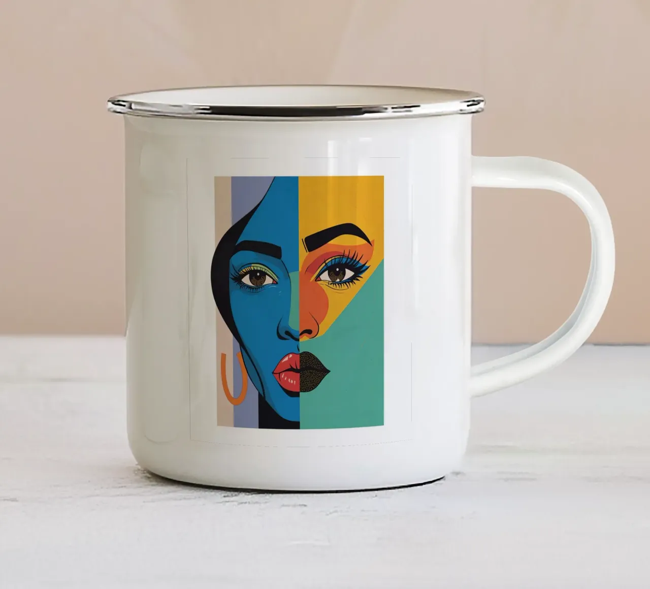 Ritratto astratto Volto di donna diviso a colori tazza in smalto da DesignDoodle