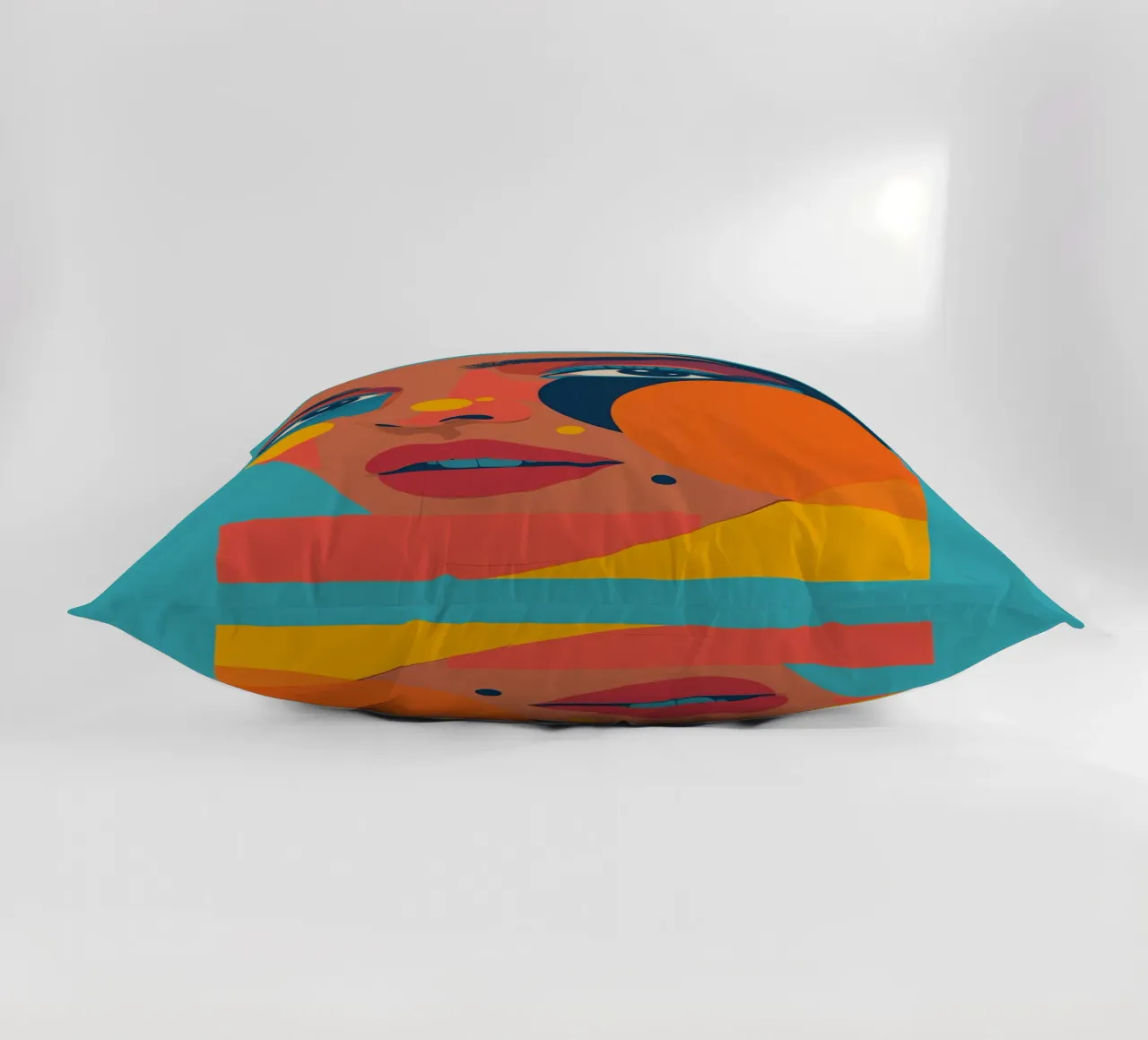 Ritratto astratto di donna con forme geometriche e colore piatto cuscino da DesignDoodle