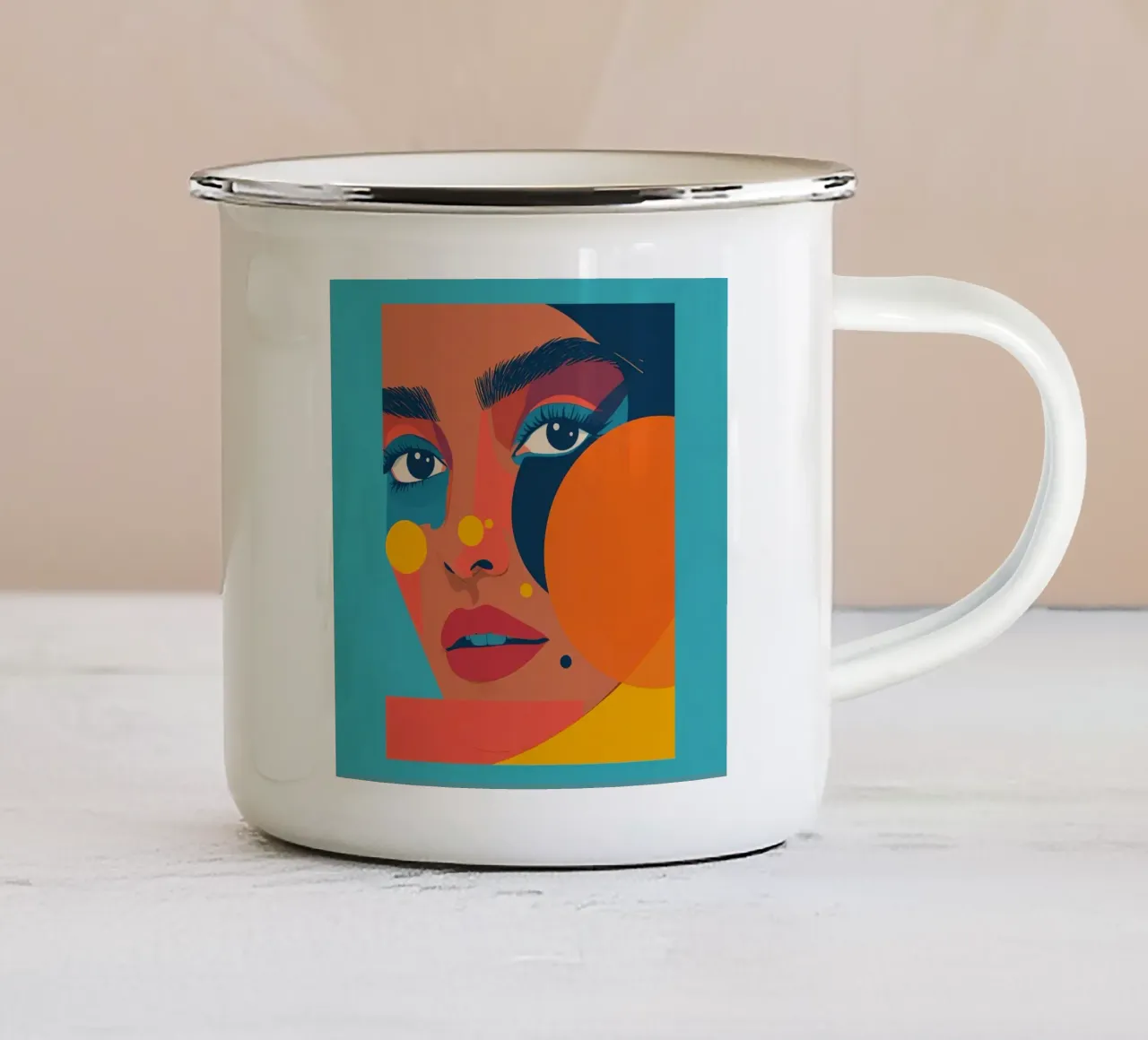 Ritratto astratto di donna con forme geometriche e colore piatto tazza in smalto da DesignDoodle