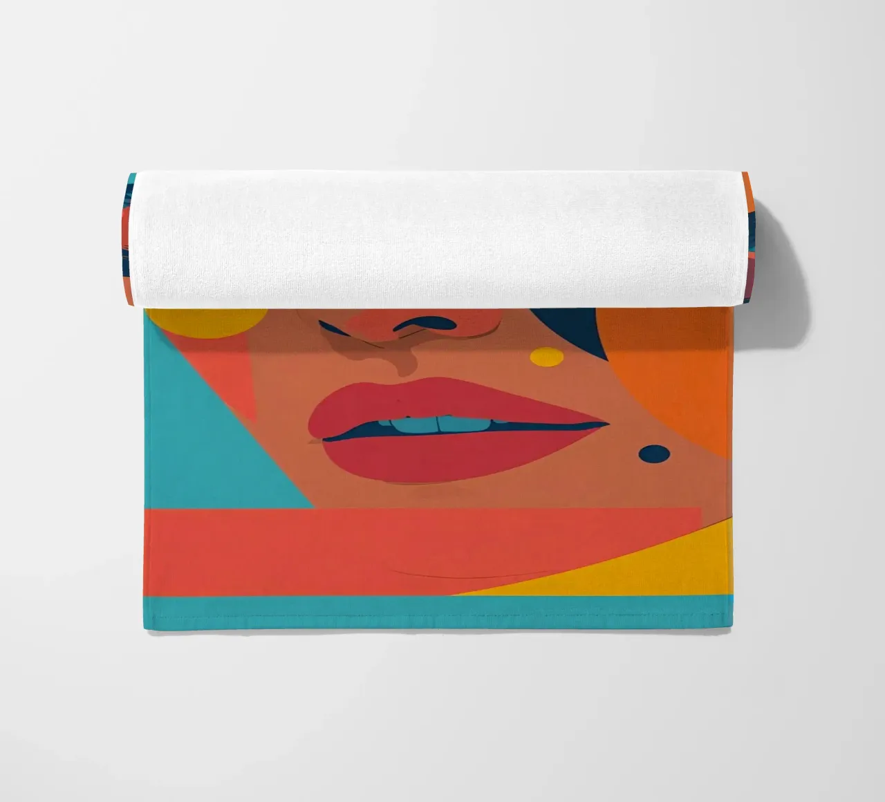 Ritratto astratto di donna con forme geometriche e colore piatto telo mare da DesignDoodle