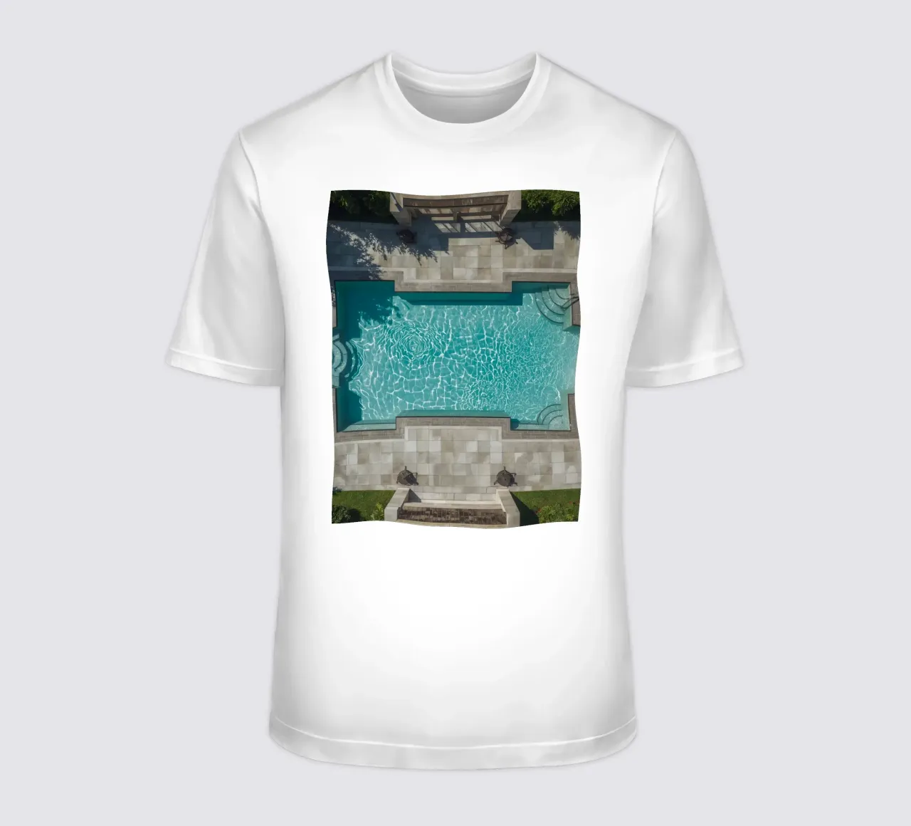 Vue aérienne d'une piscine rectangulaire avec un patio en pierre t-shirt de DesignDoodle
