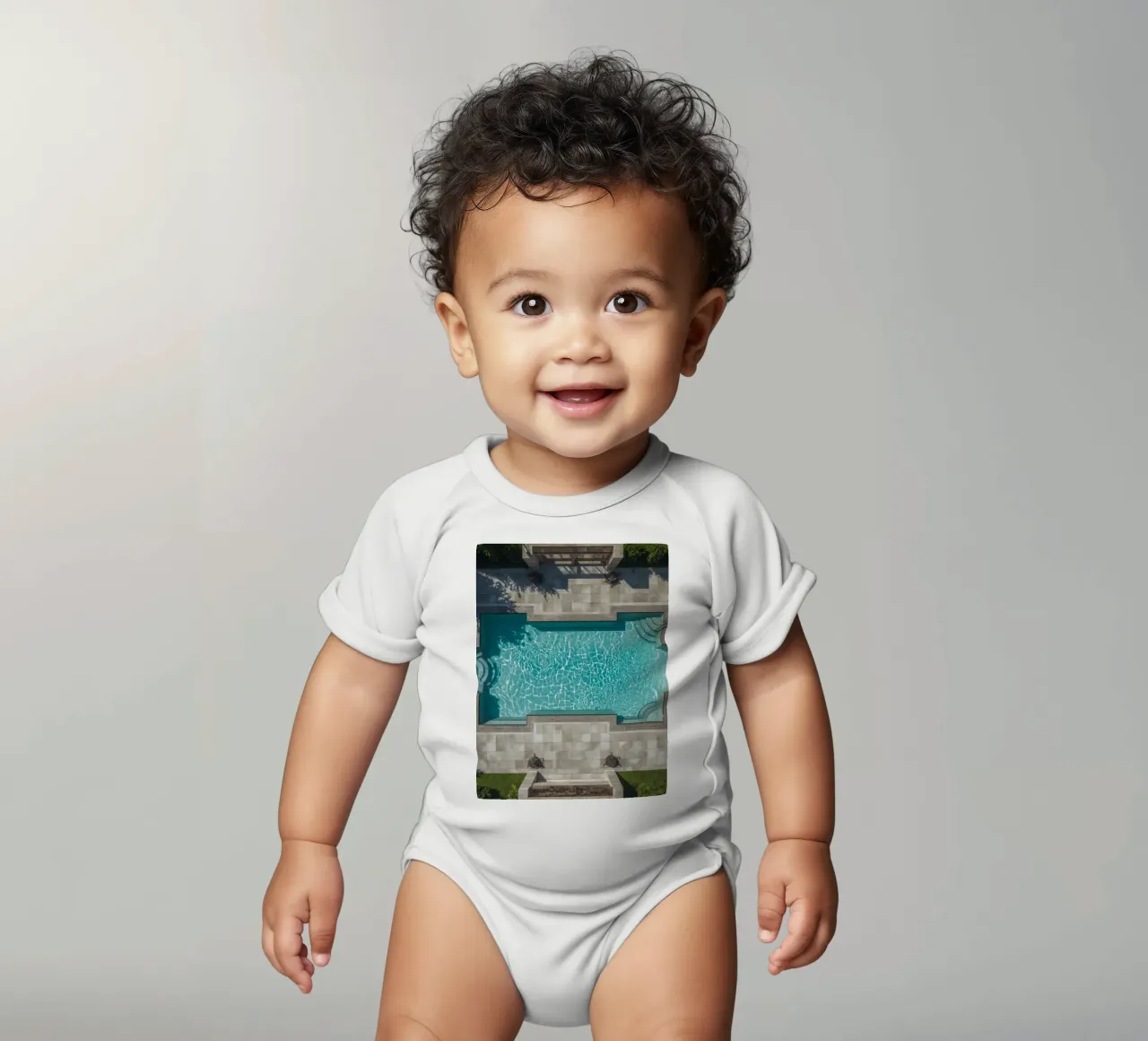 Vue aérienne d'une piscine rectangulaire avec un patio en pierre body bébé de DesignDoodle