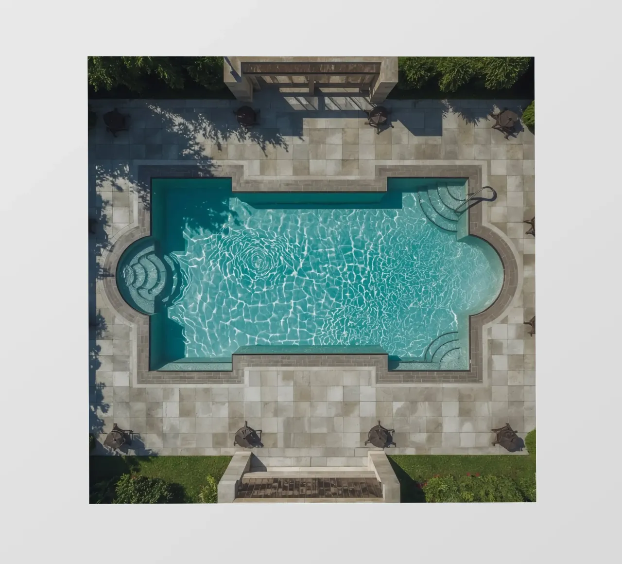 Vue aérienne d'une piscine rectangulaire avec un patio en pierre bâche pvc de DesignDoodle