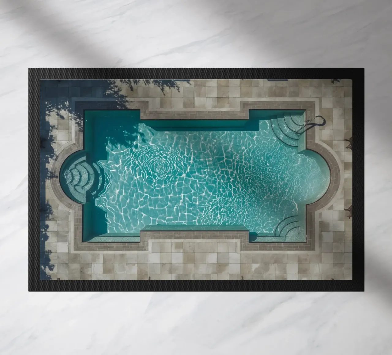 Vue aérienne d'une piscine rectangulaire avec un patio en pierre paillasson de DesignDoodle