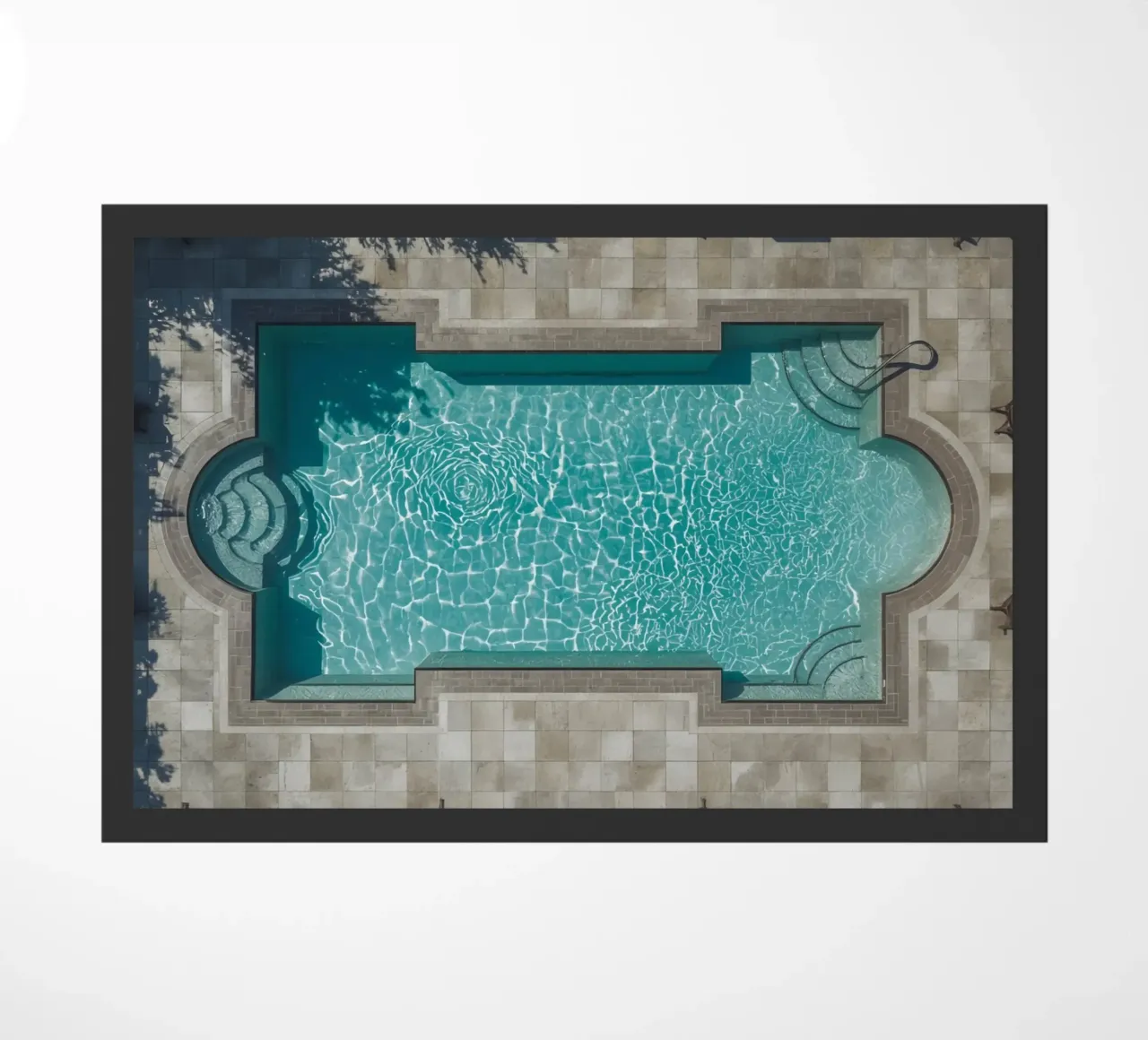 Vue aérienne d'une piscine rectangulaire avec un patio en pierre paillasson de DesignDoodle