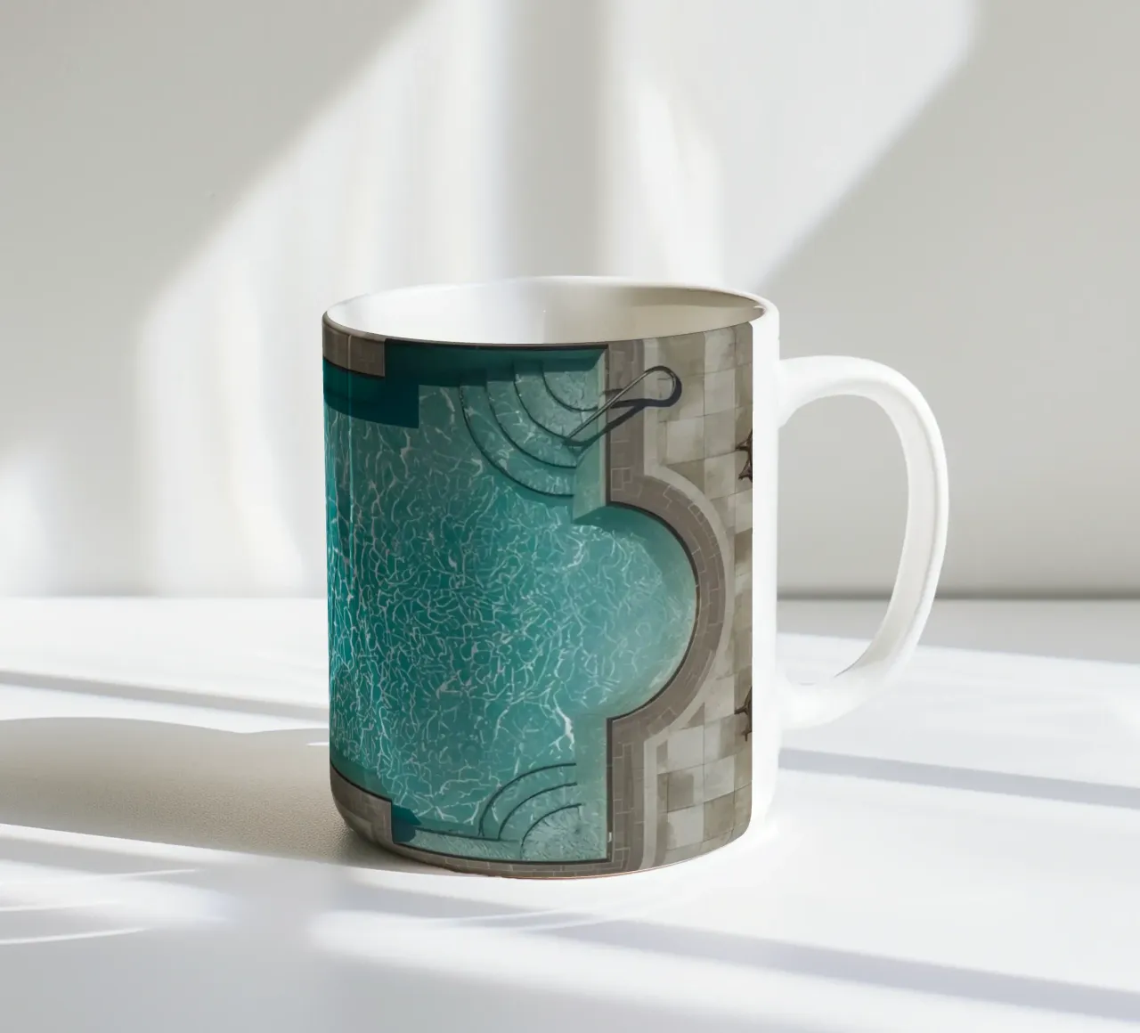 Vue aérienne d'une piscine rectangulaire avec un patio en pierre mug en céramique de DesignDoodle
