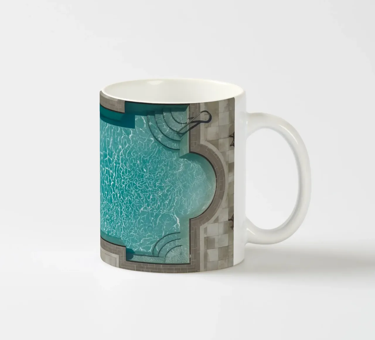 Vue aérienne d'une piscine rectangulaire avec un patio en pierre mug en céramique de DesignDoodle