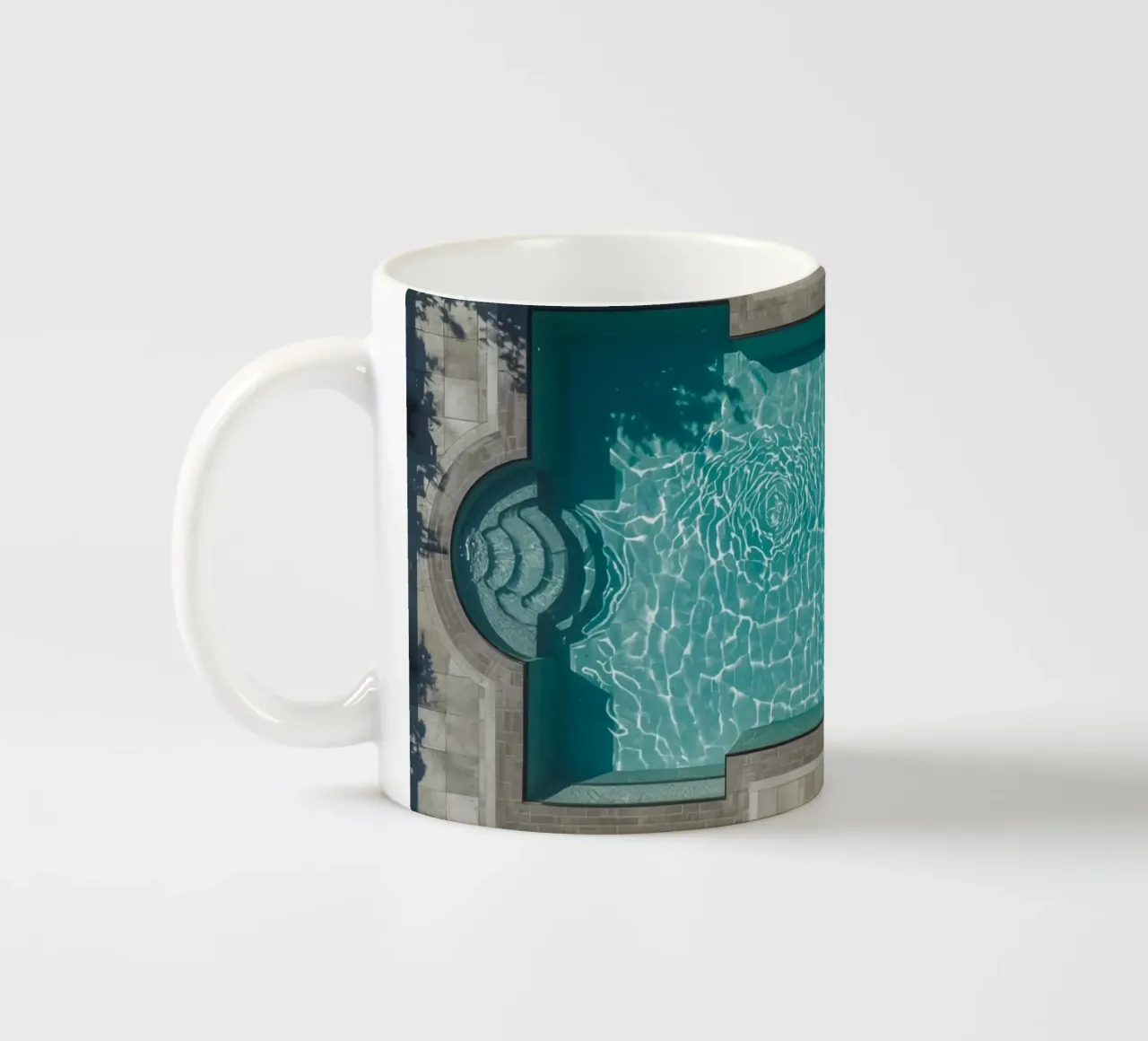 Vue aérienne d'une piscine rectangulaire avec un patio en pierre mug en céramique de DesignDoodle