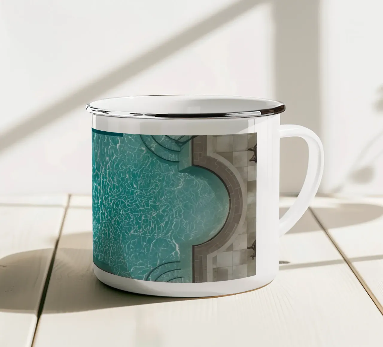 Vue aérienne d'une piscine rectangulaire avec un patio en pierre mug en émail de DesignDoodle