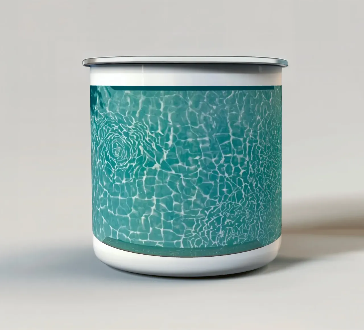Vue aérienne d'une piscine rectangulaire avec un patio en pierre mug en émail de DesignDoodle