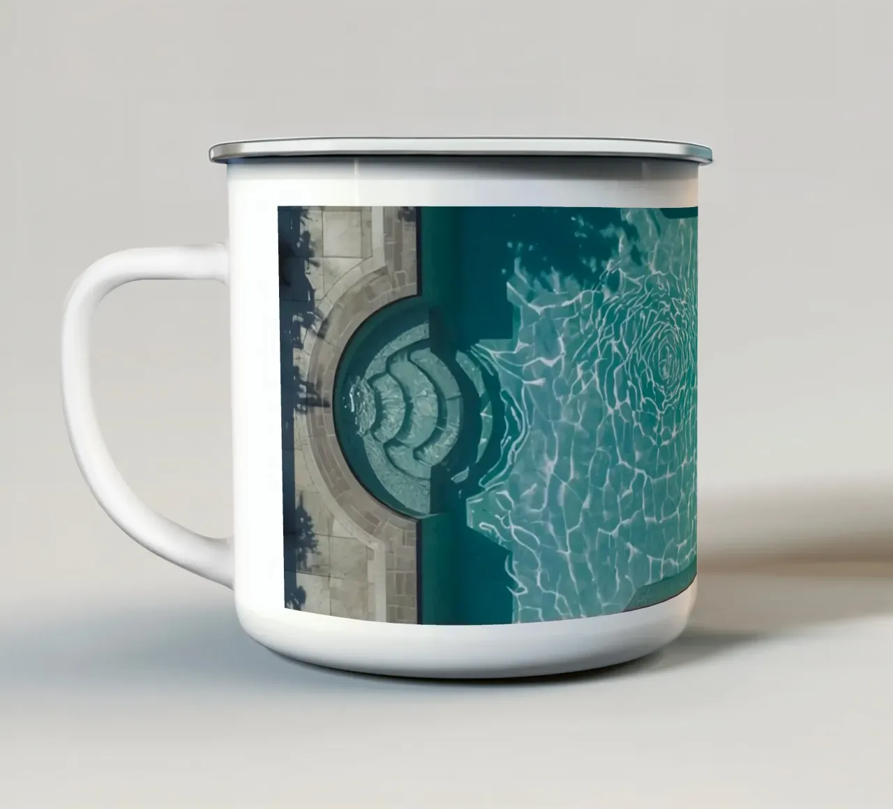 Vue aérienne d'une piscine rectangulaire avec un patio en pierre mug en émail de DesignDoodle