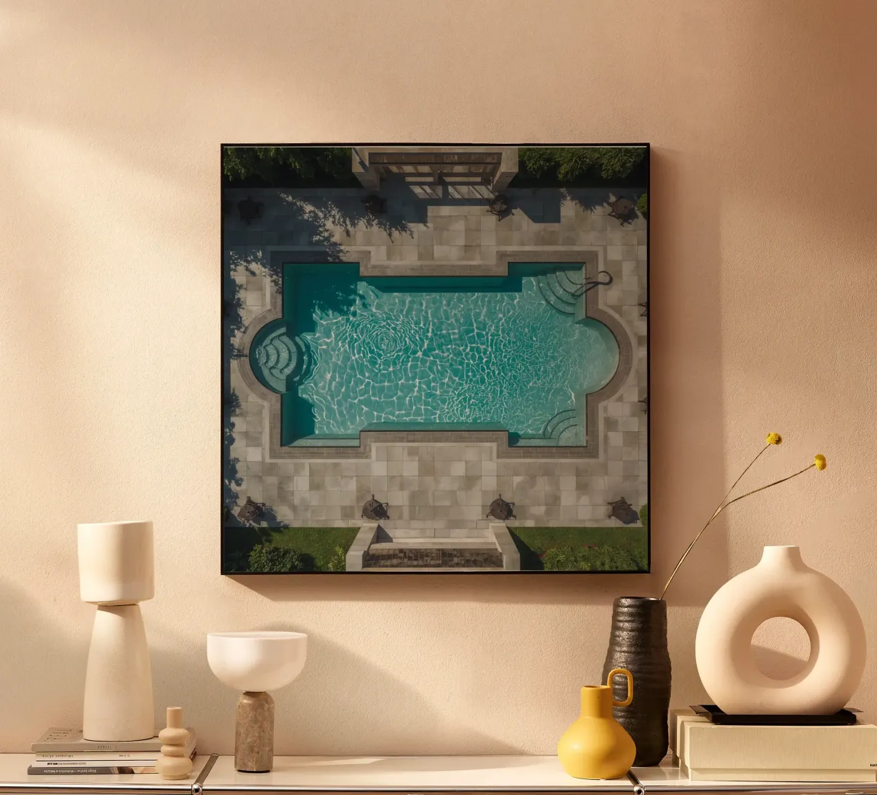Vue aérienne d'une piscine rectangulaire avec un patio en pierre alu dibond de DesignDoodle