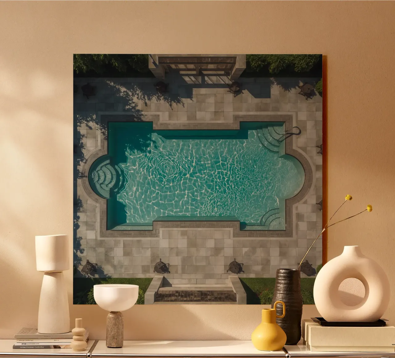 Vue aérienne d'une piscine rectangulaire avec un patio en pierre alu dibond de DesignDoodle