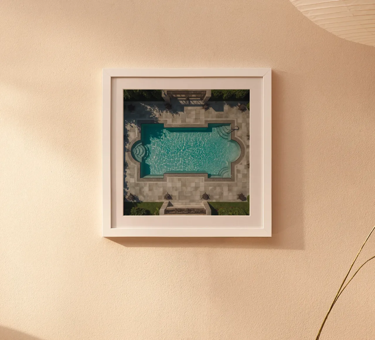 Vue aérienne d'une piscine rectangulaire avec un patio en pierre poster avec cadre en aluminium de DesignDoodle