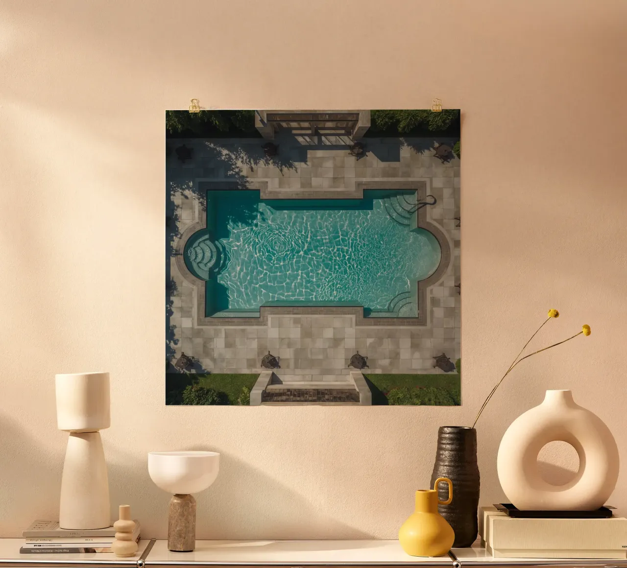 Vue aérienne d'une piscine rectangulaire avec un patio en pierre poster avec cadre en aluminium de DesignDoodle