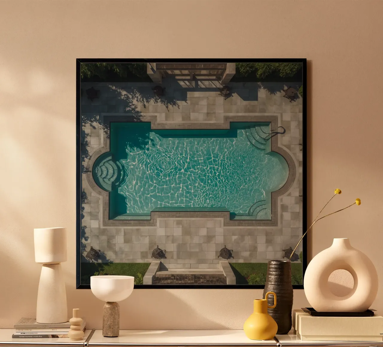 Vue aérienne d'une piscine rectangulaire avec un patio en pierre poster avec cadre en aluminium de DesignDoodle