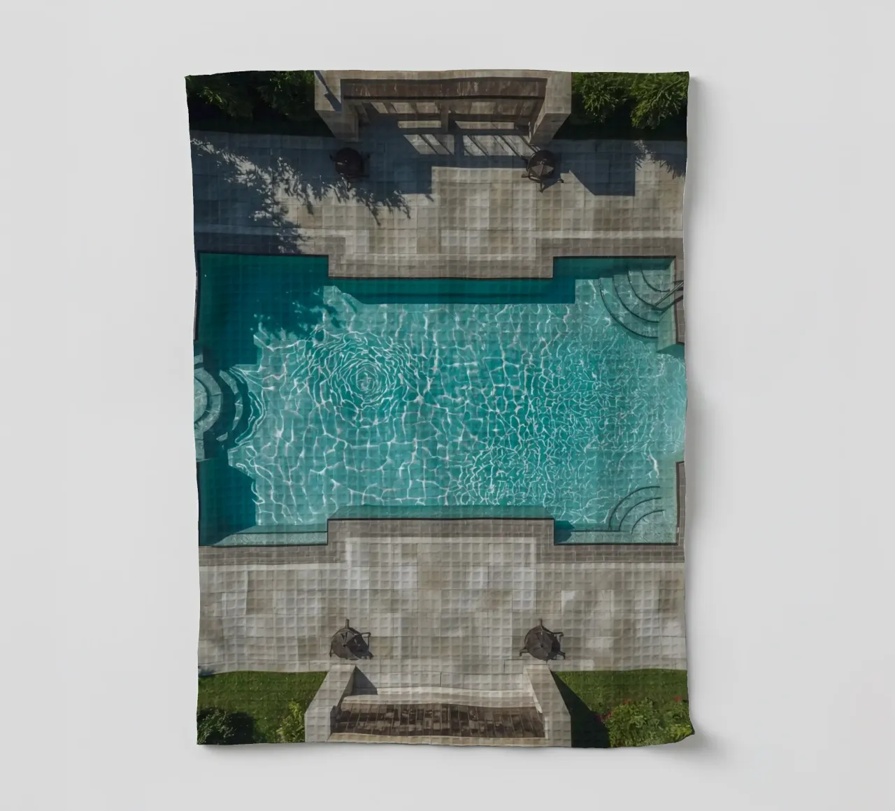 Vue aérienne d'une piscine rectangulaire avec un patio en pierre torchon de DesignDoodle