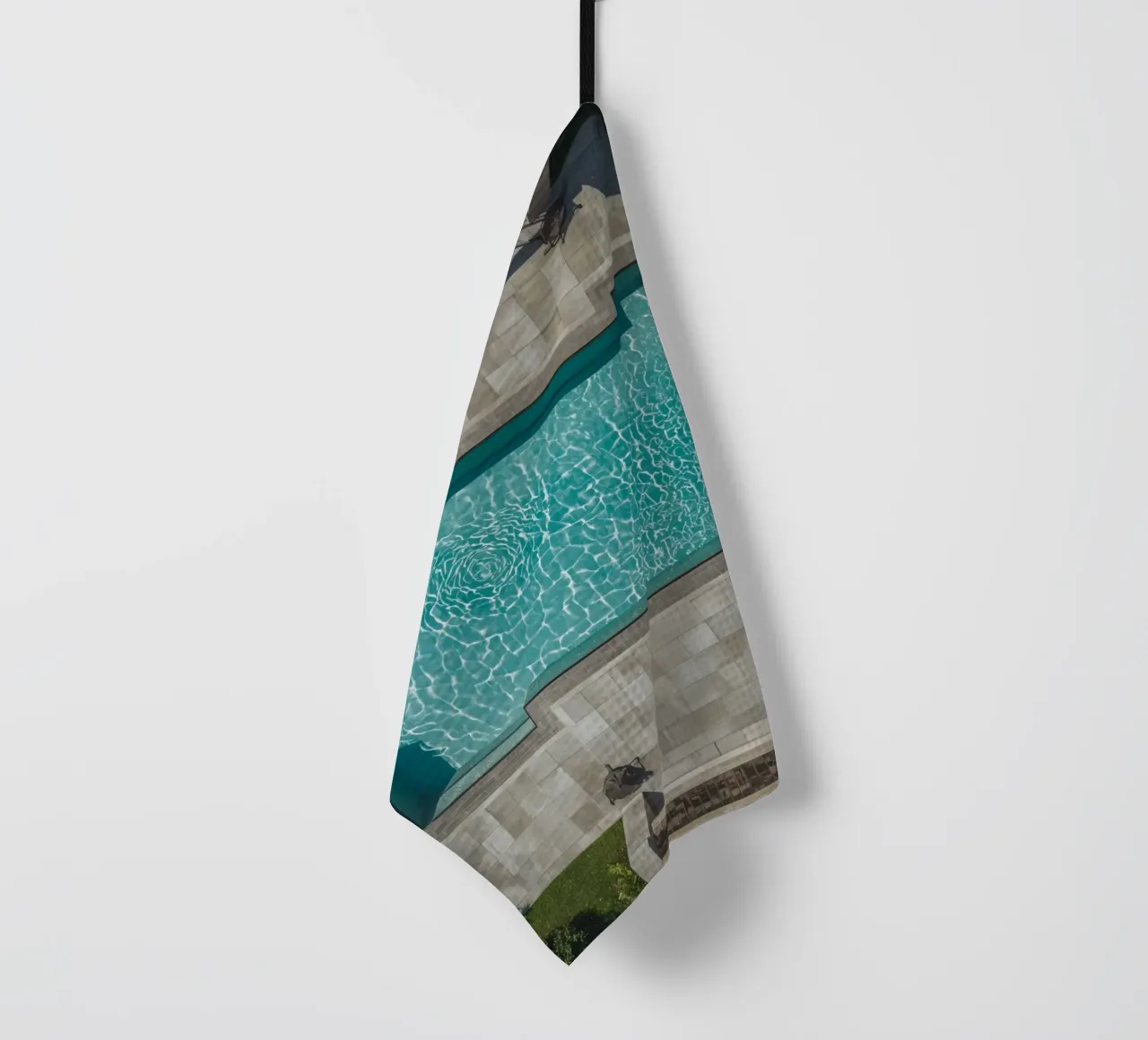 Vue aérienne d'une piscine rectangulaire avec un patio en pierre torchon de DesignDoodle