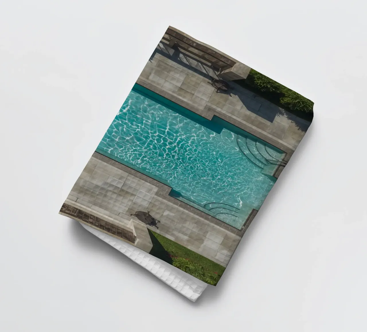 Vue aérienne d'une piscine rectangulaire avec un patio en pierre torchon de DesignDoodle