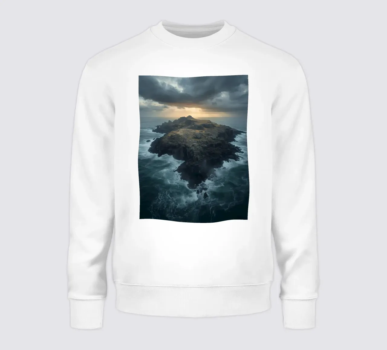 Vue aérienne de l'île Rocky entourée par l'océan avec tempête sweat de DesignDoodle