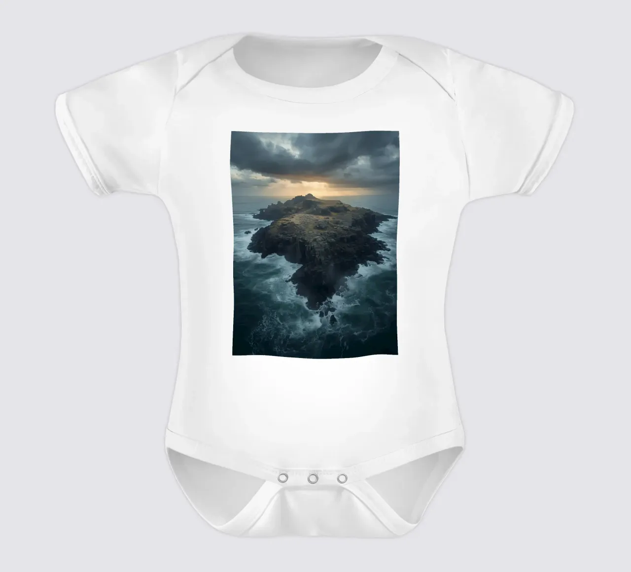 Vue aérienne de l'île Rocky entourée par l'océan avec tempête body bébé de DesignDoodle