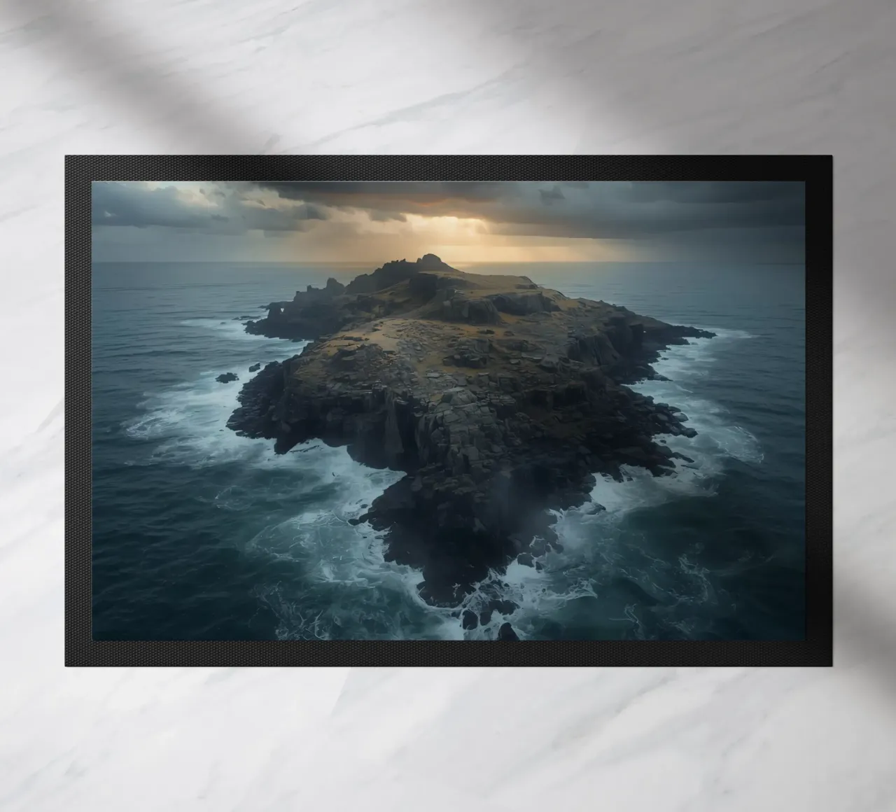 Vue aérienne de l'île Rocky entourée par l'océan avec tempête paillasson de DesignDoodle