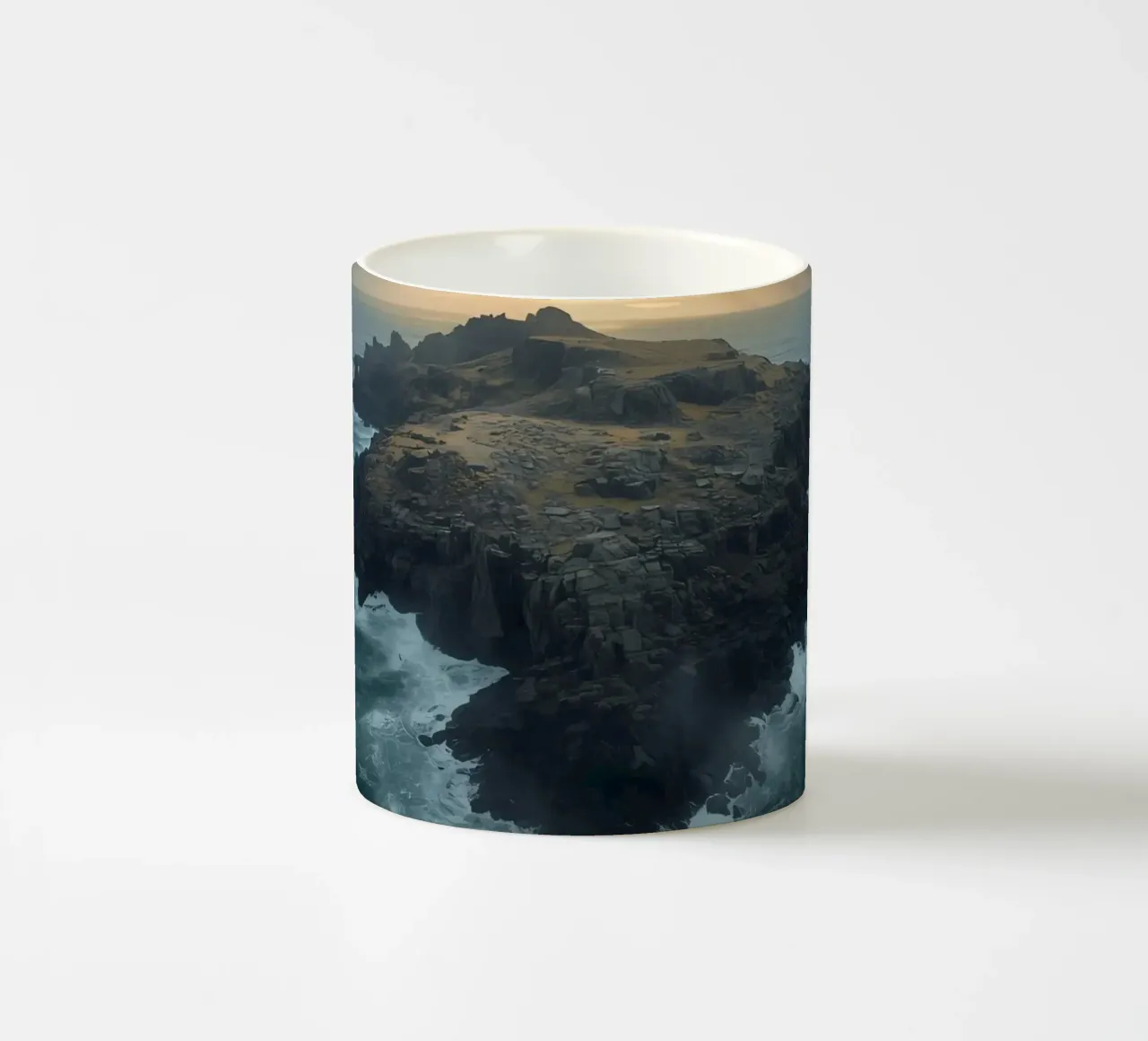 Vue aérienne de l'île Rocky entourée par l'océan avec tempête mug en céramique de DesignDoodle