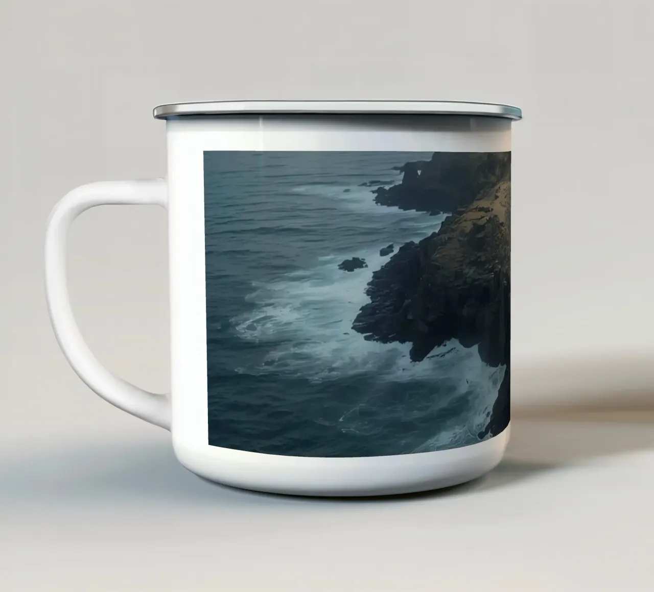 Vista aerea di Rocky Island circondata dall'oceano con tempesta tazza in smalto da DesignDoodle