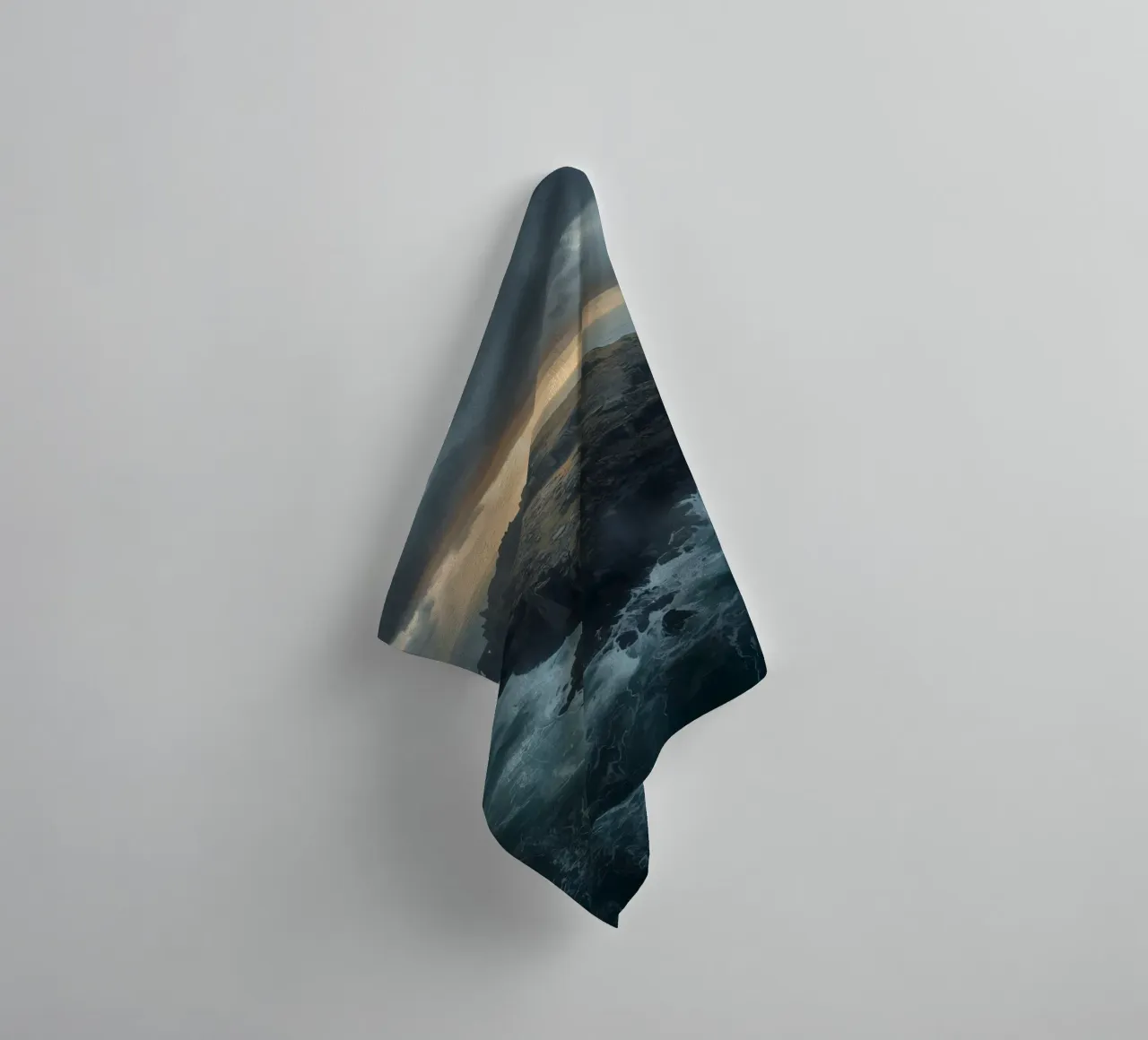 Vue aérienne de l'île Rocky entourée par l'océan avec tempête serviette de bain de DesignDoodle
