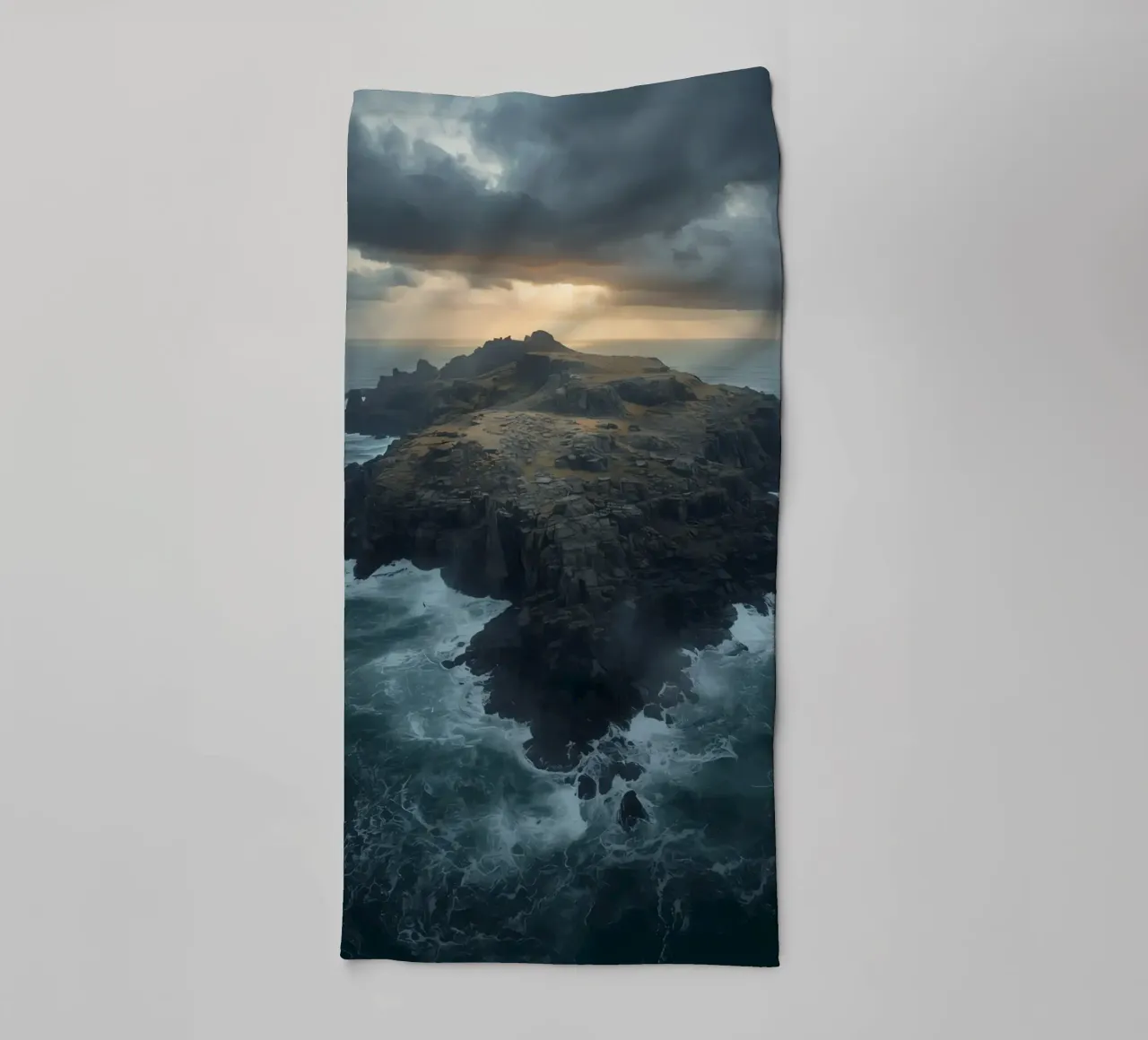 Vue aérienne de l'île Rocky entourée par l'océan avec tempête serviette de bain de DesignDoodle
