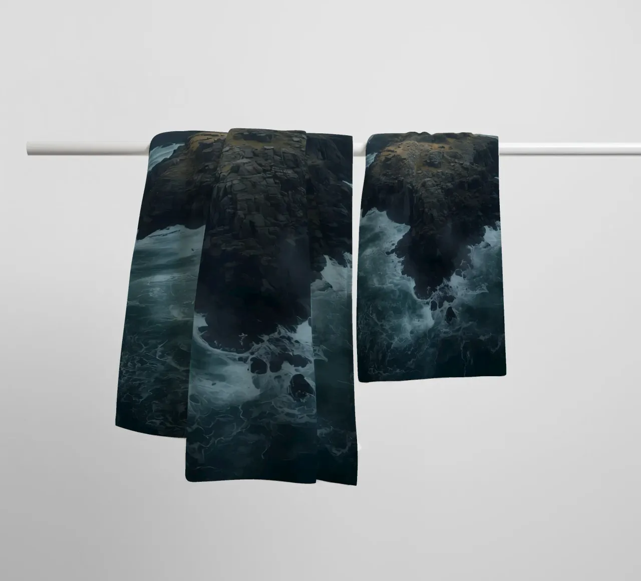 Vue aérienne de l'île Rocky entourée par l'océan avec tempête serviette de bain de DesignDoodle