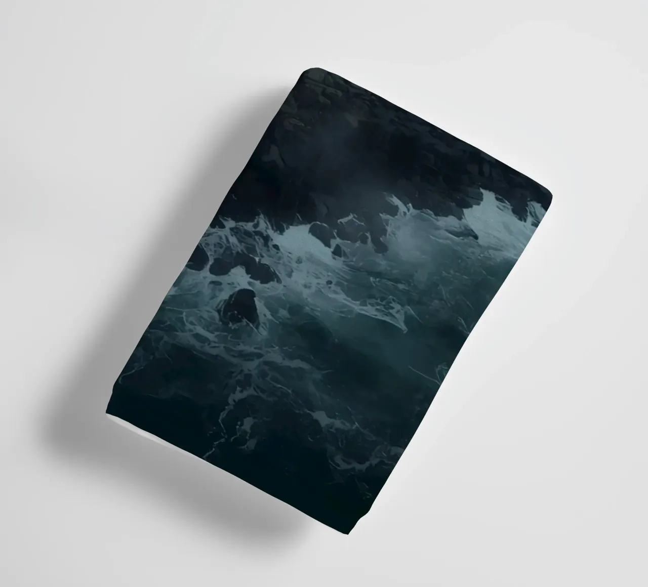 Vue aérienne de l'île Rocky entourée par l'océan avec tempête serviette de bain de DesignDoodle