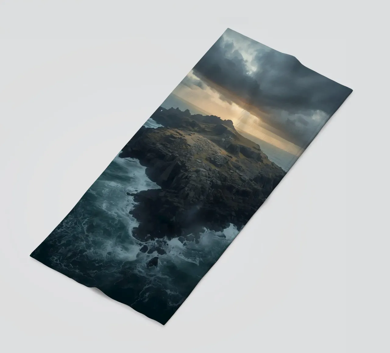Vue aérienne de l'île Rocky entourée par l'océan avec tempête serviette de plage de DesignDoodle