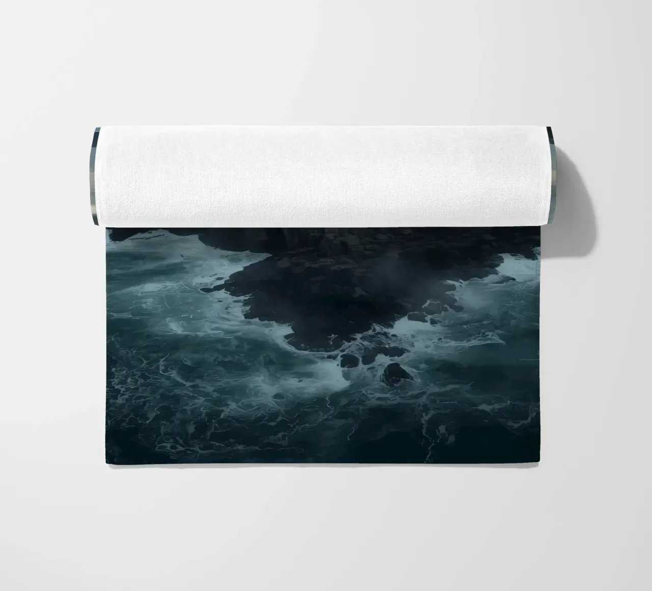 Vue aérienne de l'île Rocky entourée par l'océan avec tempête serviette de plage de DesignDoodle