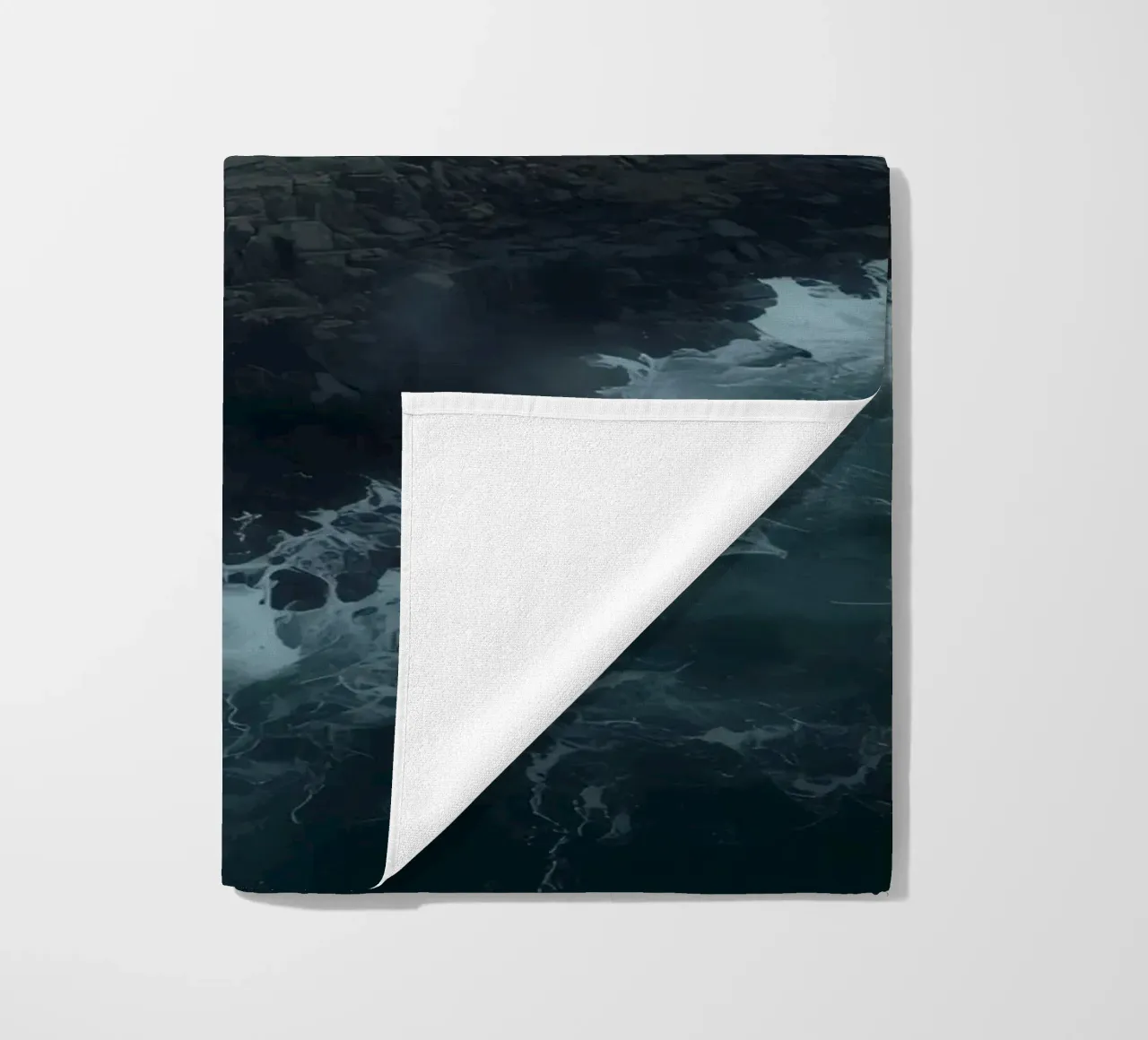 Vue aérienne de l'île Rocky entourée par l'océan avec tempête serviette de plage de DesignDoodle