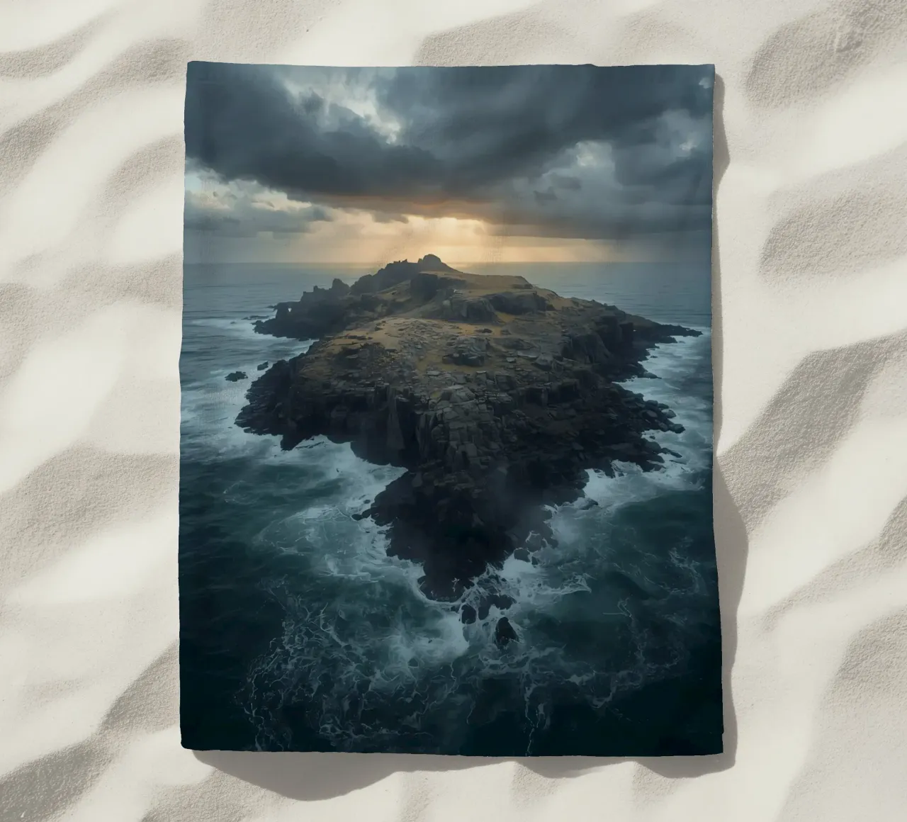 Vue aérienne de l'île Rocky entourée par l'océan avec tempête serviette de plage de DesignDoodle