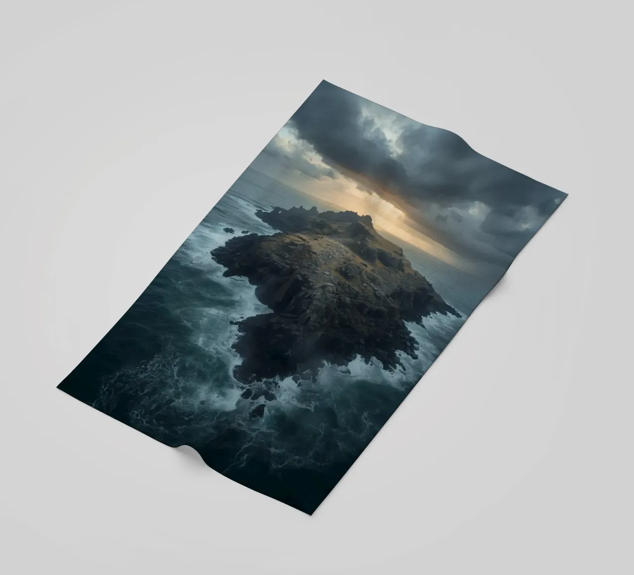Vue aérienne de l'île Rocky entourée par l'océan avec tempête serviette de plage de DesignDoodle