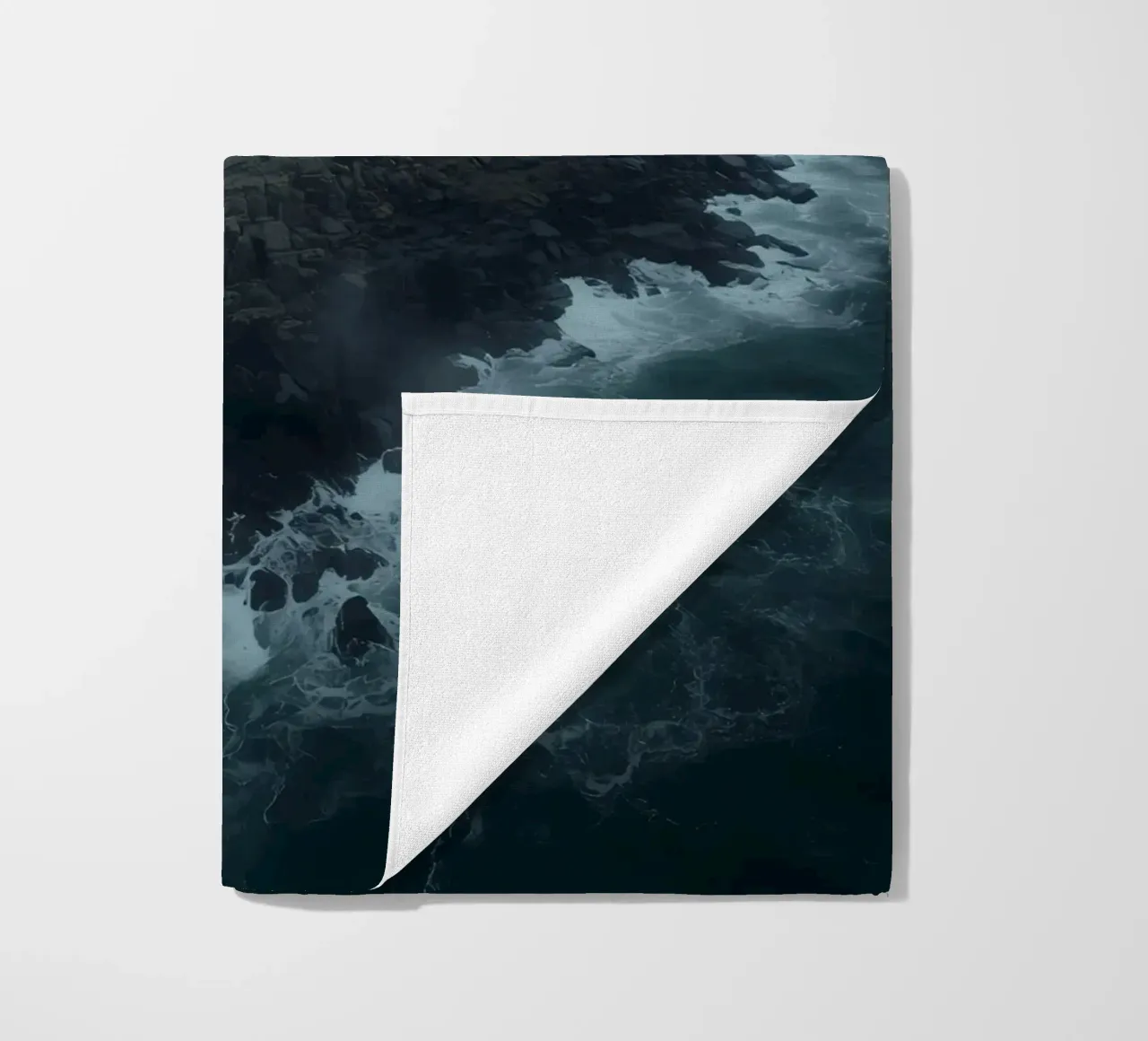 Vue aérienne de l'île Rocky entourée par l'océan avec tempête serviette de plage de DesignDoodle