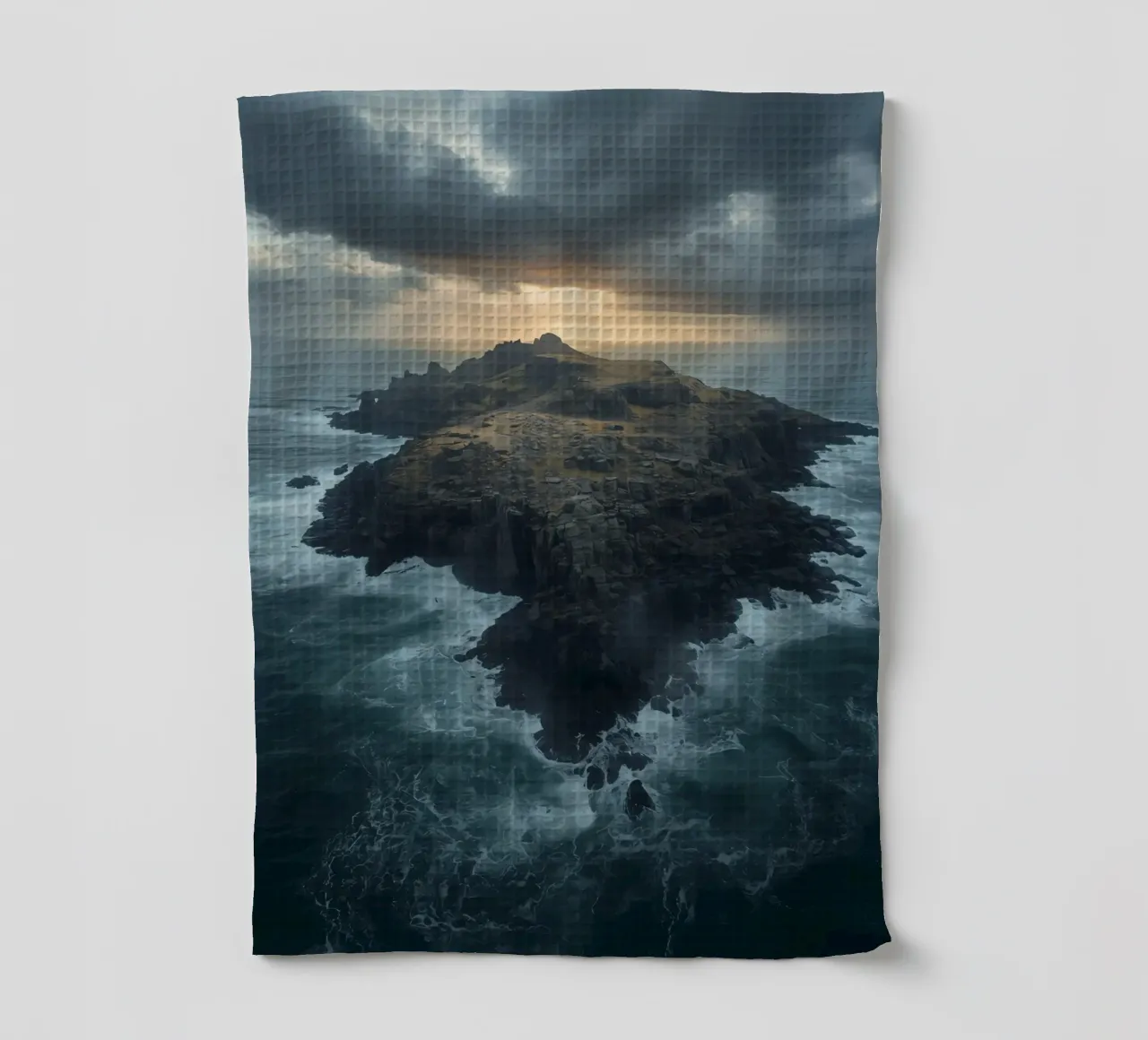 Vue aérienne de l'île Rocky entourée par l'océan avec tempête torchon de DesignDoodle